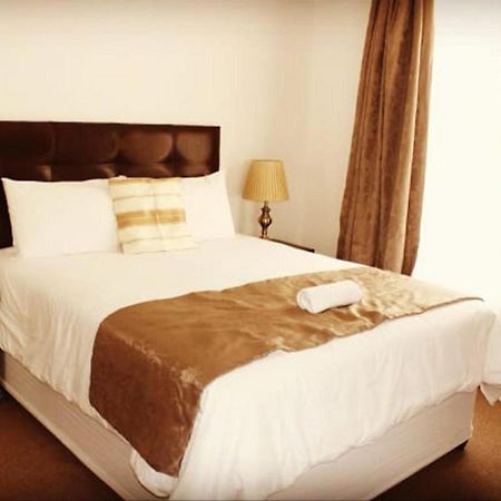 Moshitametsi Guesthouse เคมป์ตัน พาร์ค ภายนอก รูปภาพ