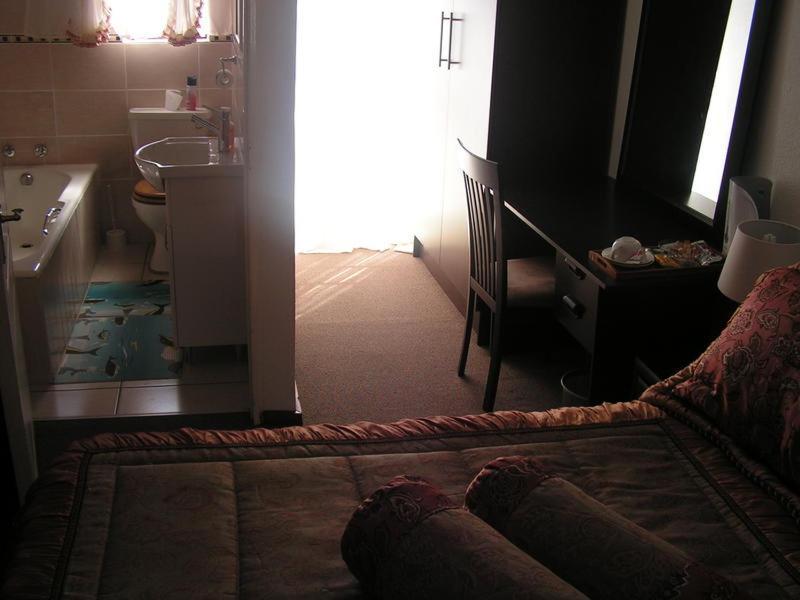 Moshitametsi Guesthouse เคมป์ตัน พาร์ค ภายนอก รูปภาพ