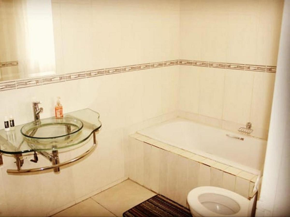 Moshitametsi Guesthouse เคมป์ตัน พาร์ค ภายนอก รูปภาพ