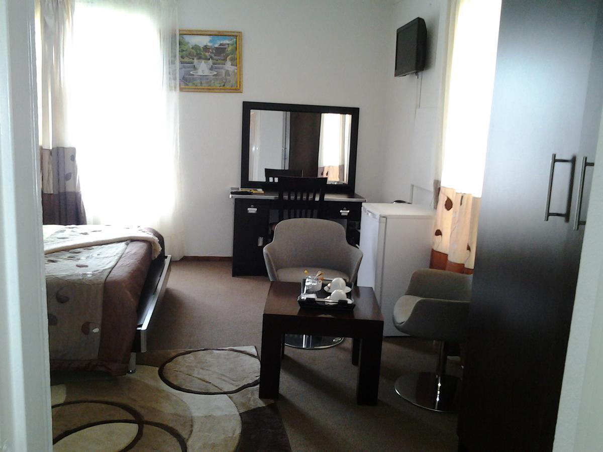 Moshitametsi Guesthouse เคมป์ตัน พาร์ค ภายนอก รูปภาพ