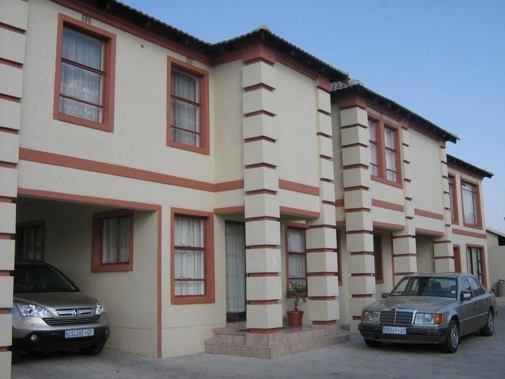 Moshitametsi Guesthouse เคมป์ตัน พาร์ค ภายนอก รูปภาพ