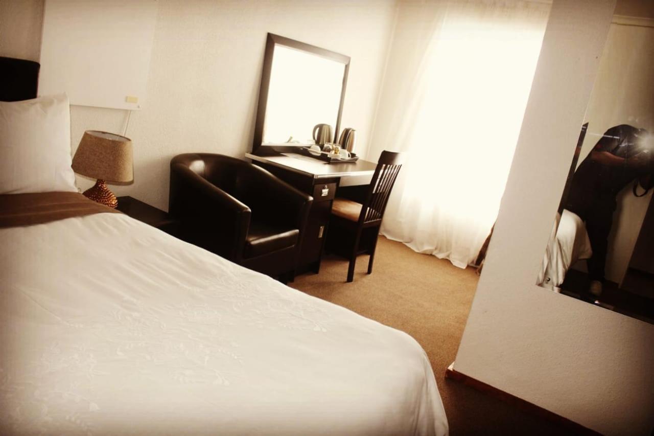 Moshitametsi Guesthouse เคมป์ตัน พาร์ค ภายนอก รูปภาพ