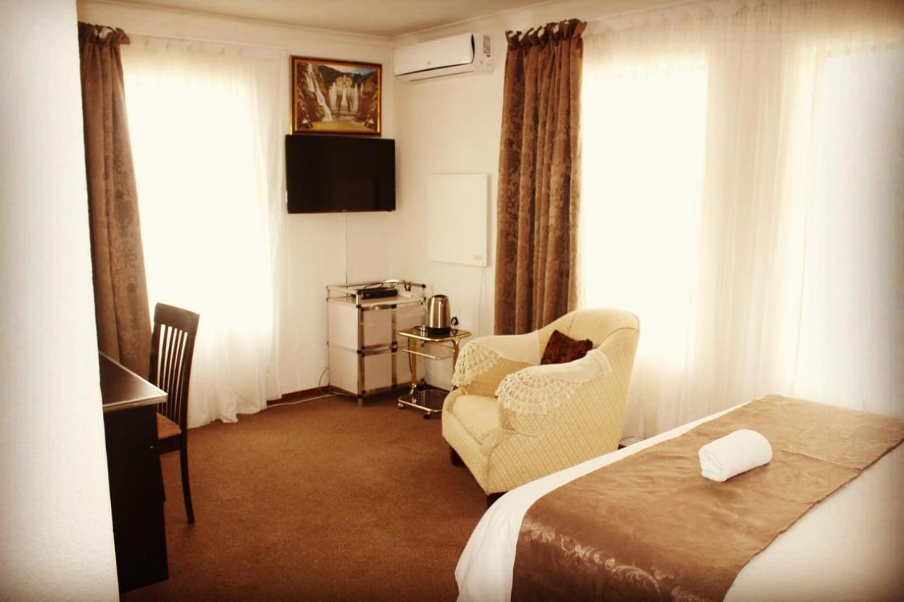 Moshitametsi Guesthouse เคมป์ตัน พาร์ค ภายนอก รูปภาพ